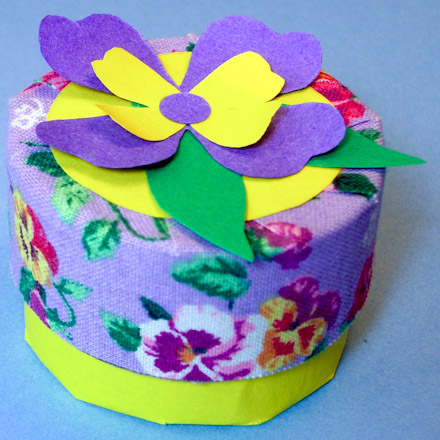 Trinket box decorated with a paper flower